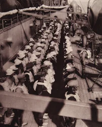 Une sage précaution, malgré notre maîtrise de la mer : formation des troupes pour être prêtes, de The Illustrated War News, 1916